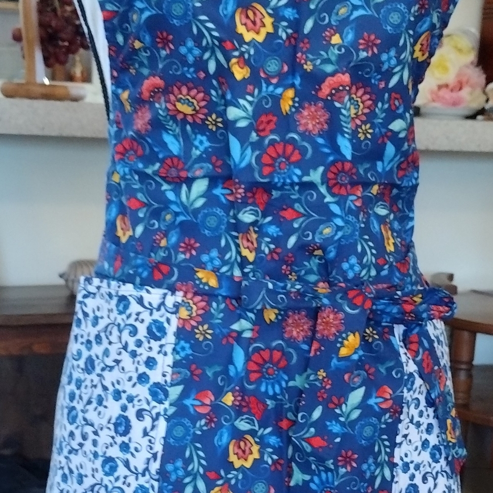 Blue and Red Floral Kitchen Linens with Elegant Design